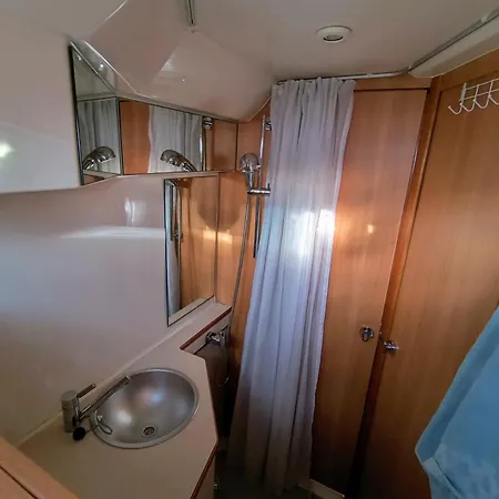 Boat In Downtown Hotel na wodzie *