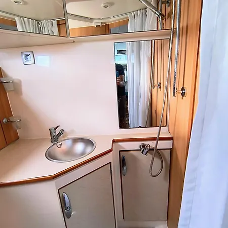 Hotel na wodzie Boat In Downtown *